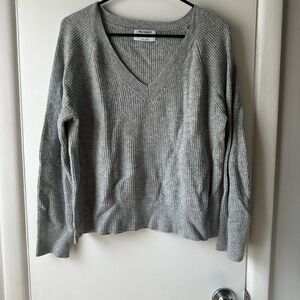 Old Navy Women's V-Neck Sweater in Gray